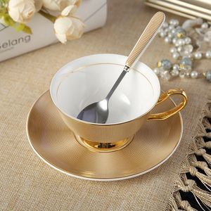 Tasses à café et soucoupes en céramique à bords dorés européens, verres à thé de l'après-midi anglais, assiettes exquises pour collation au lait de petit déjeuner 240104