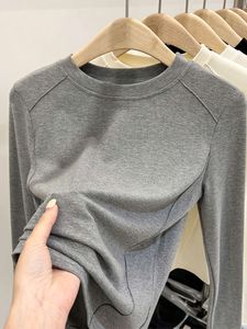 T-shirt à manches longues et col rond gris européen pour femmes, nouveau haut ajusté avec bas en velours ajouté pour la superposition intérieure des femmes, automne 2023