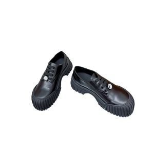 Chaussures européennes en cuir à semelles épaisses, chaussures en biscuit à lacets, mocassins de nouveau style, petites chaussures blanches 2024