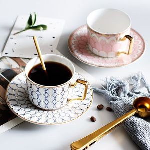 Europese Luxe Koffiekopjes Schoteltjes Porselein Koninklijke Prachtige Britse Afternoon Tea Cup Set Mode Cafe Mok voor Gift227f