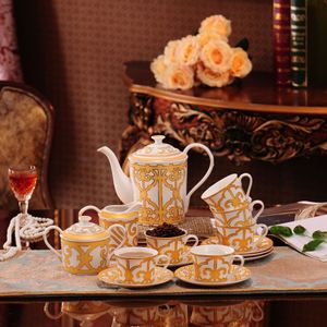 Juegos de café y té con balcón español amarillo de lujo europeo con borde dorado, tazas de porcelana de hueso, teteras de té de la tarde, tarro de azúcar