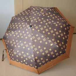 Nouveau parapluie européen de protection solaire en vinyle soleil et pluie double usage trois plis main ouverte manche en bois parapluie cadeau