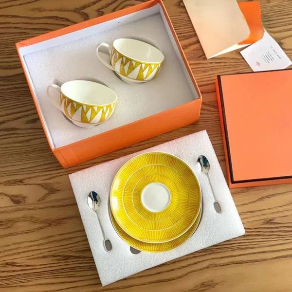 Copa de café y platos de sol, europeo amarillo, set de 2 tazas de 2 tazas series de china de huesos utensilios de cocina domésticos 240518