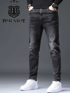 Station européenne TRENDY Brand tout nouveau jeans printemps / été masculin slim fit small pieds pantalon jeunesse haut de gamme Brand pour hommes pantalons hommes concepteur de jeans