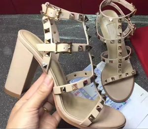 Sandalias de diseñador Moda para mujer Tacones altos Zapatos de estilo Cuero importado europeo Mujer tiene etiqueta Zapatillas femeninas Goma Nueva buena calidad