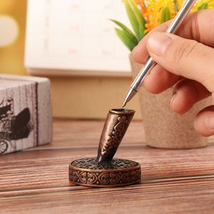 Européen Vintage sculpté Fleur Style Metal Stra Holder Round Styl Holder Fountain Pen Base Base School Sparetery Supplies Student Gift