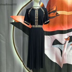 Europese damesjurken Modemerk Zwart V-Neck korte mouwen verzamelde taille geborduurde decoratieve midi-jurk