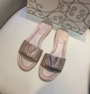 Zapatillas de exterior de metal para mujeres europeas que combinan con sandalias planas de punta abierta de cuero de rhinester al por mayor de fábrica