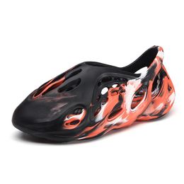 EVA 2020 Chaussures d'injection à enfiler populaires Black Orange Youth Fashion Hole Sandals Men Softs Flats For Man D22F