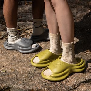 Sandalias nuevas EVA Flip-Flops para mujeres que usan color sólido Soft Sole Aumento de la plataforma Eva Slippers con gai de verano