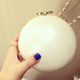 Sac de soirée étui à bandoulière en acrylique motif classique forme de perle sac femme blanc noir sac acrylique de maquillage 2 couleurs forme de perle livré avec boîte-cadeau