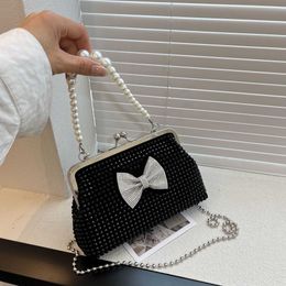 Bolso de noche Bolso de hombro de diamante brillante con boca de clip de lujo ligero Bolso de mano con perlas para banquete con patrón de lazo de primavera y verano