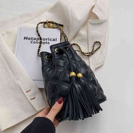 Abendtasche Einfache kleine Pu-Eimer-Crossbody für Frauen 2022 Handtaschen und Geldbörsen Mode Quaste Kettendesign Schulter S 0623