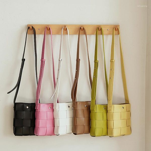 Bolsas de noche 2023 Color caramelo Hombro tejido coreano para mujeres Mini bolso de solapa dulce versátil crossbody casual teléfono móvil