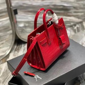 Sacs de soirée 2023 haut de gamme Crocodile rouge en cuir femmes Portable sac à bandoulière luxe apparence décontractée haut de gamme mode