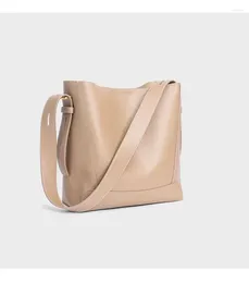 Bolsas de noche 2024 Diseño de cuero genuino Mujeres Bolsa de cubo de alta calidad Lady Commuter Hombro Color Sólido Crossbody de gran capacidad