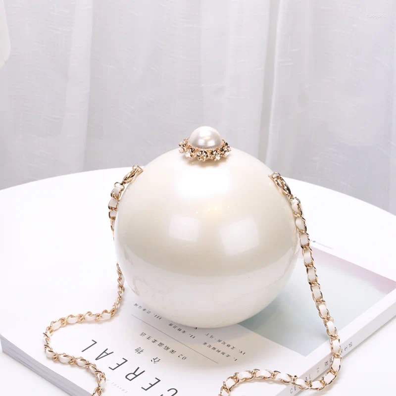 Kvällspåsar 2024 Modedesign Pearl Ball Party Woman Handväskor Global sfärisk akryl Hard Case Axel liten påse