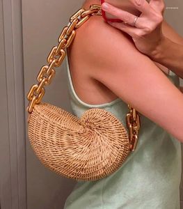 Sacs de soirée 2024 Chaînes épaisses Rattan Conch Femmes Épaule Design Wicker Sacs à main tissés de luxe Summer Beach Sac de paille Bali Purse