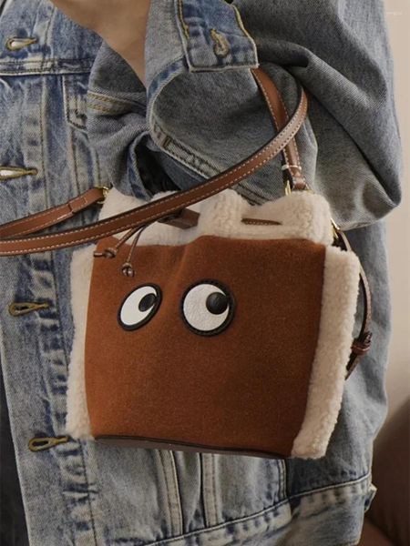 Bolsas de noche 2024 Mujeres de invierno Lindo Peluche de cuero Bolsa de cubo Ojos Patchwork Hombro Damas Marrón Bolso Crossbody