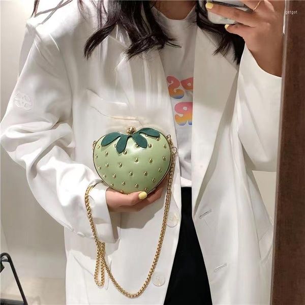 Bolsos de noche Linda fruta fresa forma de corazón PU remache Mini moda señoras cadena monedero bolso de mano bolso de hombro bolso de mujer con solapa