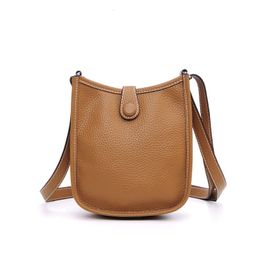 Sacs de soirée Famou Handbags18cm Sac à bandoulière en cuir de vache Marque Designer Classique Simple Évider Femmes Seau Messenger 230710