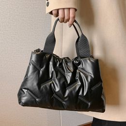 Sacs de soirée Mode coton rembourré sacs fourre-tout pour femmes de luxe Designer dames sacs à main hiver espace vers le bas couleur unie pochette 231205