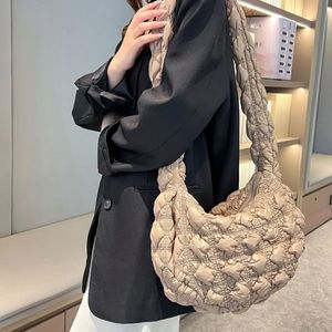 Avondtassen Mode Handtas met grote capaciteit Winter Warm Lichtgewicht Gewatteerd Dames Crossbody Tote Puffer Bag Bubble Soft Winkelen 231115