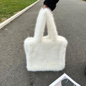 Sacs de soirée Mode Femmes Rose Fausse Fourrure Sac à bandoulière Dames Hiver Doux Fluffy Crossbody Bourse Furry Fourre-tout pour les filles