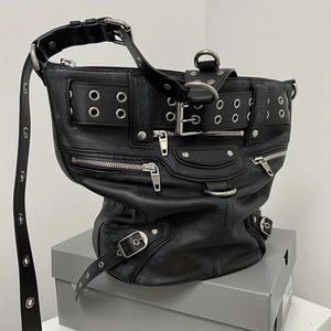 Sacs de soirée High Street Vintage Sac à main Femmes Rivet Grande Capacité Casual Bandoulière Dames Moto Biker Noir Messenger Bag 231206