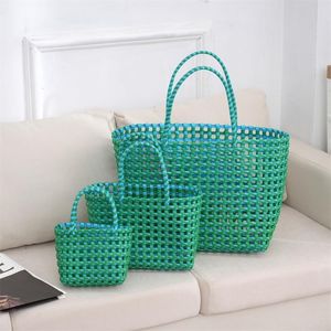 Sacs de soirée Sac creux Femmes Coloré Mode Tissé Sac À Main Portable Panier Sac Étanche Loisirs Plage Rétro Sacs PVC Vert Main Cadeau 230801