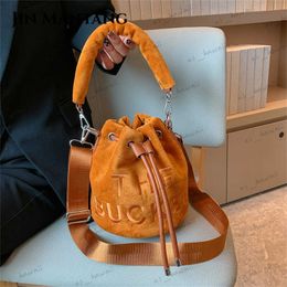 Bolsos de noche JIN MANTANG Bolso de cubo pequeño Diseñador Bolso de lujo Bolsos de hombro de felpa para mujer Asa superior suave Bolso bandolera femenino Sac T230508