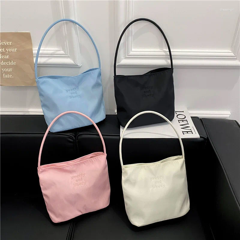 Bolsas de noche Bolsa de tela de nylon de mano coreana para mujeres 2023 Moda Bordado Axila Versátil Un hombro Cubo