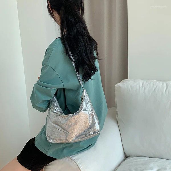 Bolsas de noche Nicho de estilo coreano Bolso de hombro de plata de moda Gran capacidad Axila de cuero suave 2024 Plisado de gama alta