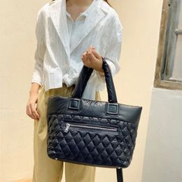 Bolsas de noche Patrón de pastilla Estilo de otoño e invierno Moda coreana Chaqueta acolchada Espacio Bolsa de aire de algodón Versátil Bolsa femenina 231121