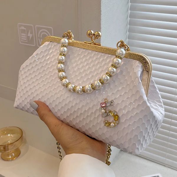 Sacs de soirée Luxe Femmes Français Minorité Épaule Gold Bandbody Mode Perle Chaîne Shell Clip Petit Sac À Main Eveing Embrayage 231013