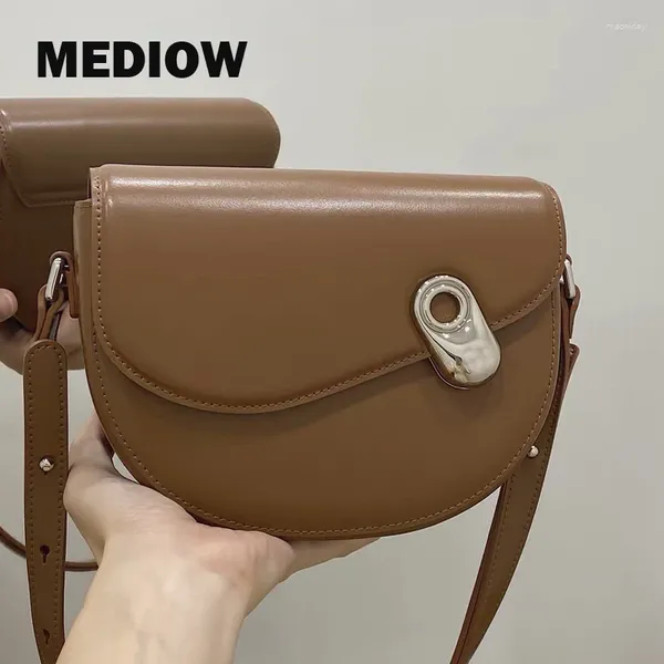 Bolsos de noche Bag Mediow Mujeres Bolso de hombro de diseñador de lujo en material PU 2024 Color sólido Semicírculo Messenero Saddle