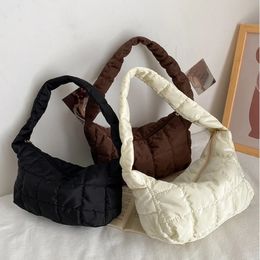 Sacs de soirée Sac à bandoulière en tissu Oxford pour femmes plis losange fil à broder sac sous les bras conception de niche sacs à main simples pour les femmes 231213