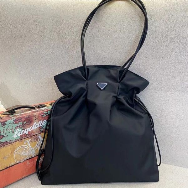 Bolsas de noche Estilo preppy Paño de gran capacidad para mujeres Bolsos de diseñador de lujo Monederos 2023 en nylon Decoración de lentejuelas Hombro