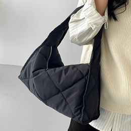 Sacs de soirée Coton matelassé Hands Mands pour femmes Automne d'automne rembourré Puffy Tophandle Diamond réseau Couleur continue sous les bras 231017