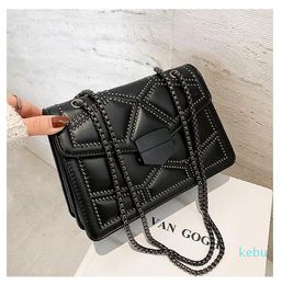 Bolsos de noche cadena de remaches diseñador de marca PU cuero Crossbody para mujeres 2023 Simple Fashion Shoulder Bag Lady Luxury Pequeños bolsos S15