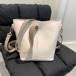 Bolsos de noche Bolso de cubo de cuero vintage simple Lady Conjunto de viaje de alta calidad Conjunto de viaje femenino Hombro cruzado para mujeres Casual Tote Sac