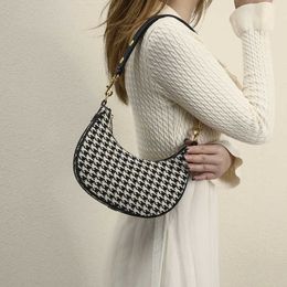 Sacs de soirée Petit sac design pour femmes coréen automne / hiver nouveau mille oiseaux damier bâton croissant unique épaule sac à main 230828