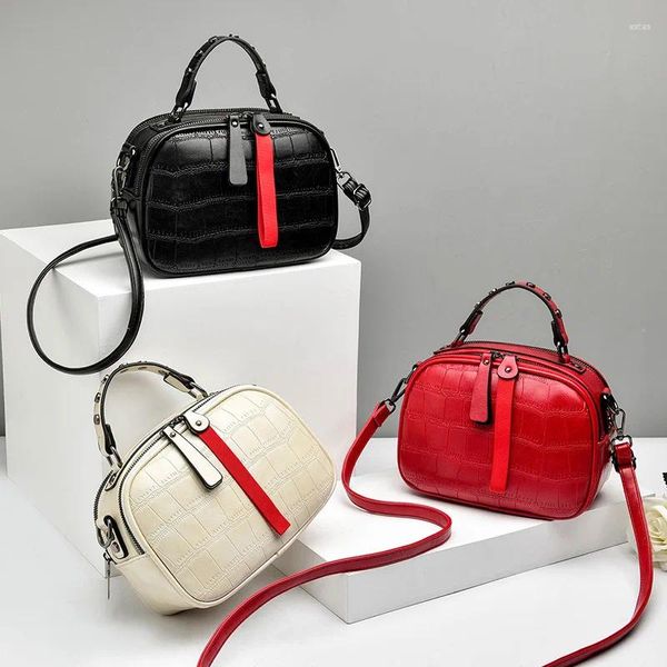 Bolsos de noche Pequeño PU Cuero Crossbody para las mujeres Bola de pelo Hombro Messenger Bag Ladies Remache Bolsos Mano de viaje