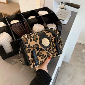 Bolsos de noche Primavera 2023 Tendencia Bolso de mujer Estampado de leopardo Cadena de alta calidad Mensajero de cuero Mujer