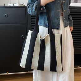 Sacs de soirée Stripe Design Big Knit Tissu Épaule pour femmes 2023 Dames coréenne Fashon Designer Shopper Shopping Haute capacité Sac à main 230831