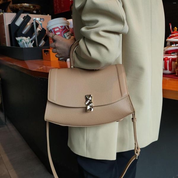 Sacs de soirée élégant en forme d'éventail Hit-couleur selle fourre-tout grand cuir de vachette femmes sac à bandoulière luxe main Beige