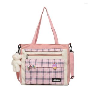 Avondtassen Traveasy damesschouders schattige nylon vrouwelijke plaid campus studenten school dames badge satchel met pluche hangbeer