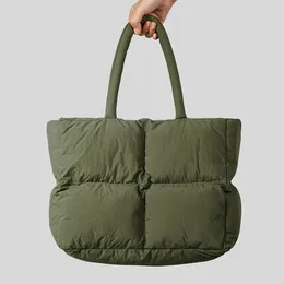 Bolsas de noche Vintage Puffy Bolsos de mujer Bolso de hombro acolchado Nylon suave Puffer Tote Moda Lady 2024 Invierno