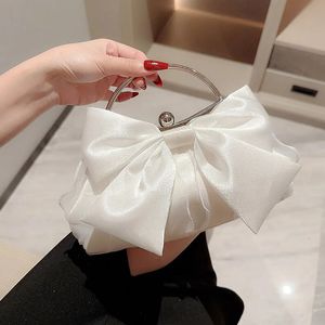 Bolsos de noche Arco de satén blanco Hada Embrague Bolsos con mango de metal para mujer Fiesta de boda Embragues nupciales Monedero Bolso de hombro con cadena 231123