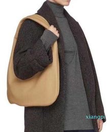 Sacs de soirée femme tous les jours en cuir de vachette texturé noir THE ROW sac à bandoulière unique de taille moyenne